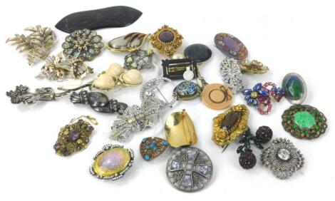 Costume jewellery brooches