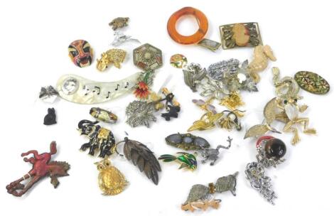 Various costume jewellery brooches