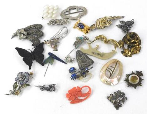 Various costume jewellery brooches