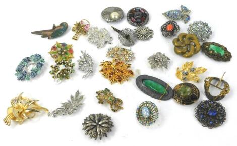 Various costume jewellery brooches