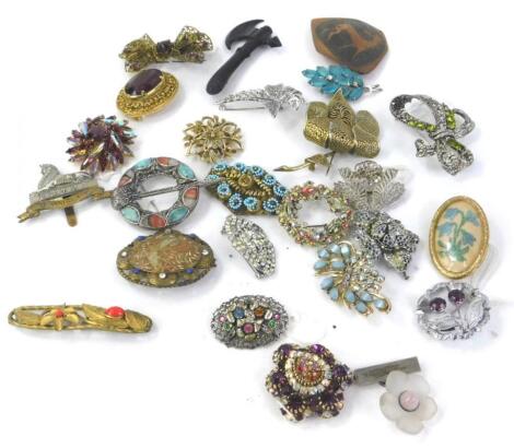 Various costume jewellery brooches