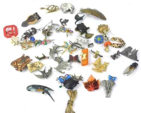 Various costume jewellery brooches