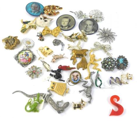 Various costume jewellery brooches