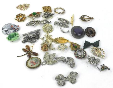 Various costume jewellery brooches