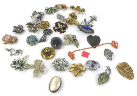 Various costume jewellery brooches