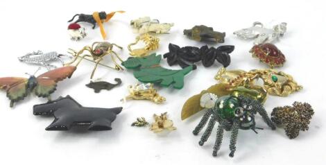 Various costume jewellery brooches