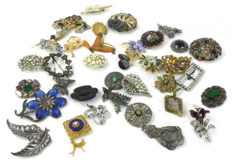 Various costume jewellery brooches