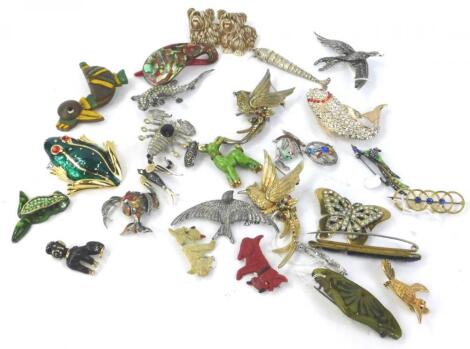 Various costume jewellery brooches