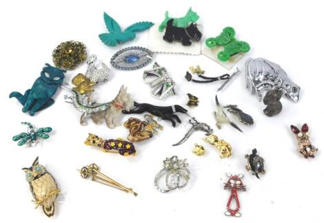 Various costume jewellery brooches