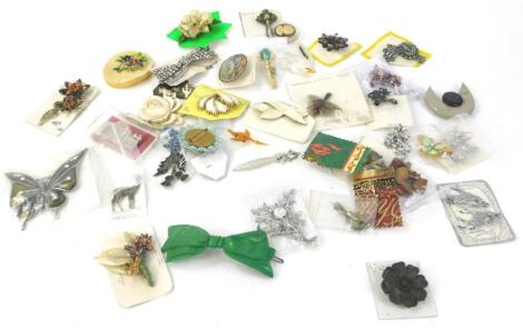 Various costume jewellery brooches