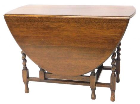 An oak oval drop leaf table