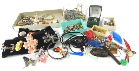 A quantity of vintage and other costume jewellery, to include enamel pendants, gold plated and agate set pendant, ladies wristwatches, silver plated watch chains, paste stone set brooch collection, a silver dress ring in the form of a cup and spoon, etc. 