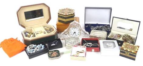 Various modern costume jewellery and trinkets, to include charm bracelets, Avon jewellery, glass mantel clock, trinket boxes, silver plated trinket boxes, etc. (a quantity)