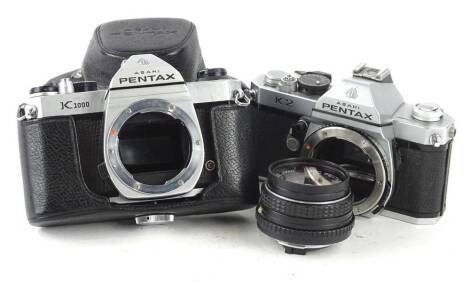 A collection of Pentax camera equipment, to include a K1000 back, and a Pentax 5mm lens.