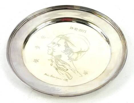 A silver limited edition Royal commemorative plate, designed by Annigoni, number 1059 of 2000, made to commemorate the marriage of Princess Ann and Captain Mark Phillips in 1973, sold with certificate, in a fitted case, 11¾oz.