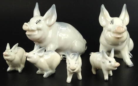 A collection of Beswick pigs and piglets, each with a grey mottled back. (6)