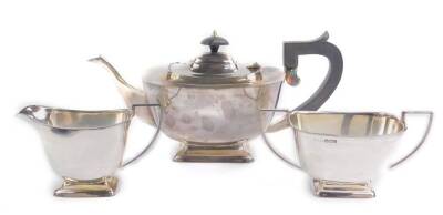 A silver three piece tea set, comprising teapot, cream jug and sugar bowl, maker BRS, Sheffield 1962, 32.98oz.