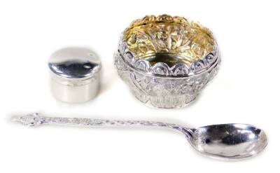 An Elizabeth II silver Arts & Crafts style spoon, with elaborate stem, orb finial and plain bowl, Birmingham 1962, 11cm W, an Edwardian silver patch box with removable lid, ½oz all in, and a white metal open salt. (3)