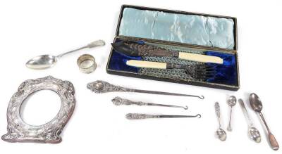 Various George V and other silver, to include an Art Nouveau oak back photo frame, 17cm H (AF), a napkin ring, Birmingham 1926, tea spoons, plated ware, table spoon and carving set, etc, over 2oz of silver. (a quantity). From the estate of R J ‘Bob’ Curry