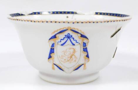 A Chinese export armorial bowl, of circular form with an inner star banding, the exterior decorated with coat of arms, with gilt highlights on circular foot, 12cm dia. (AF)