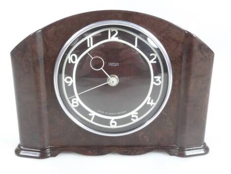 A mid 20thC Smith’s Bakelite cased mantel clock, the 10cm Dia. Arabic dial with a chrome plated bezel, 15cm H.