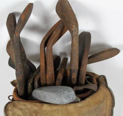 A set of vintage golf clubs, with iron heads, with bag. (a quantity, various dimensions) - 2