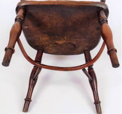 A early 19thC Lincolnshire high back yew and elm Windsor chair, with pierced splat, C shaped arms, single moulded forelegs and a crinoline stretcher, 106cm H. From the estate of R J ‘Bob’ Curry (Dec’d) of Grantham. - 2