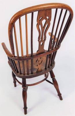 A early 19thC Lincolnshire high back yew and elm Windsor chair, with pierced splat, C shaped arms, single moulded forelegs and a crinoline stretcher, 106cm H. From the estate of R J ‘Bob’ Curry (Dec’d) of Grantham. - 3