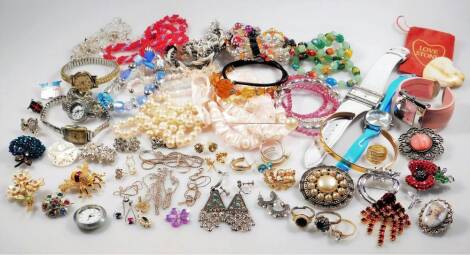 Various costume jewellery and effects, watches, brooches, sterling set with turquoise style stones, hat pin, etc. (a quantity, various dimensions)