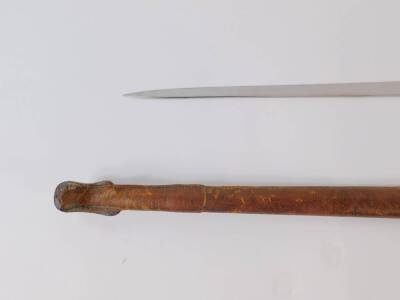 A George V 1897 pattern Infantry sword, with an etched blade and steel guard, wire bound fish skin grip, with leather scabbard, 98cm L, blade 83cm L. - 4