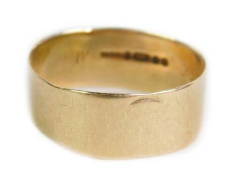 A 9ct gold thick wedding band, size V, 2.9g.