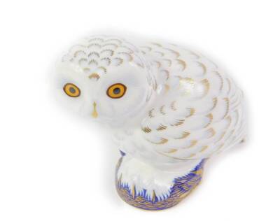 A Royal Crown Derby porcelain Imari paperweight, modelled as snowy owl, exclusive collectors guild 2004, signed by John Ablitt.