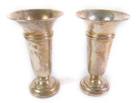 A pair of loaded silver bud vases, Birmingham 1969, 4.07oz, 10.5cm H.