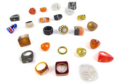 Vintage fashion rings, of varying design. (qty)