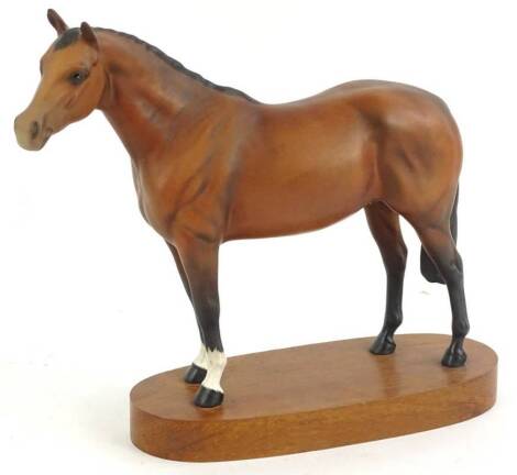 A Beswick Connoisseur thoroughbred horse, on a mahogany base, 23cm H.