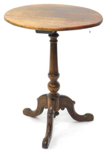 A 19thC walnut occasional table, the circular top on a turned column and tripod back, 56cm diameter.