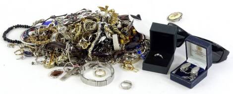 A quantity of silver and other costume jewellery, to include silver chains, dress rings, cuff links, imitation gold rings, bar brooches etc. (1 tray)