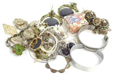 A quantity of silver plated and other costume jewellery, to include drop earrings, bangles, dress rings, earrings etc. (1 bag)