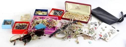 Various modern costume jewellery and effects, to include Venetian style glass beaded necklaces, wristwatches, necklaces etc. (2 trays)