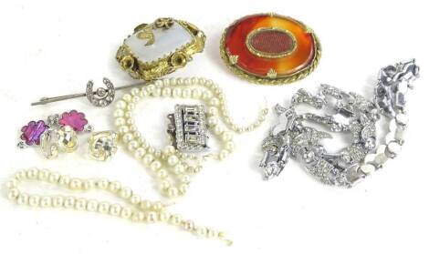 A small quantity of vintage costume jewellery, to include an agate Victorian memorial brooch, a moonstone type set decorative brooch, in gilt frame, horse shoe set stick pin, 1920s/30s costume jewellery, a necklace, marked 935 and a faux pearl bracelet. (