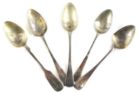 An associated set of five silver teaspoons, 2¼oz.