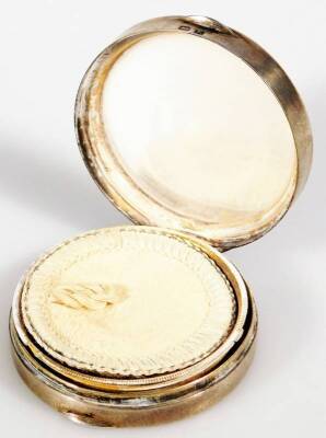 A George V silver and enamel powder compact, by Hamilton & Inches, the 4cm Dia. lid set with a Cairn terrier, with thumb mould handle, Birmingham 1929. - 3