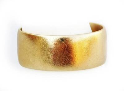A thick 9ct gold wedding band, of plain design, marked to inner band 10XL, 7.1g.