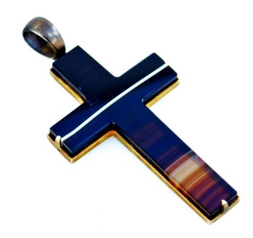 A bull's eye agate cross pendant, the agate with brown striping, in a gilt metal frame, 5cm H, 8.4g all in.