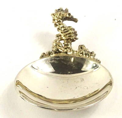 A Stuart Devlin silver caddy spoon, with matte silver gilt finished seahorse handle, London 1980 ¾oz.