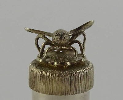 A Stuart Devlin silver pill box, of cylindrical form, the textured finish lid mounted with a bee, London 1982. ½oz, 4cm H. - 2