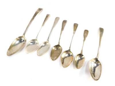 Seven George III / IV silver spoons, crest or initial engraved, comprising a tablespoon, four dessert spoons, and two teaspoons, 7.30oz.