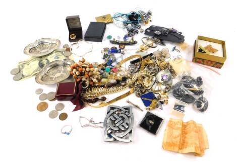 Silver and costume jewellery, including necklaces, earrings, and brooches, a pair of 19thC plated sweetmeat dishes, bank notes and coins, etc. (qty)