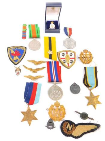 WWII medals, comprising Air Crew Europe Star, 1939-45 Star, Defence and War medals, RAF and other cap badges and sundries. (qty)