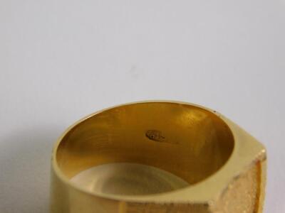 An 18ct gold gentleman's signet ring - 3